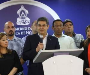 El presidente Juan Orlando Hernández, duranta conferencia de prensa en compañía con varios alcaldes, aseguró que se intensificarán las campañas de fumigación en Honduras. Foto: Cortesía Casa Presidencial.