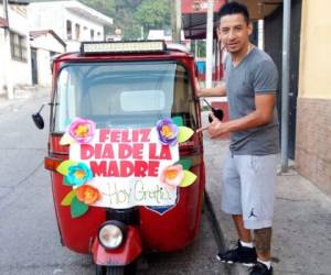 El joven colocó un cartel en su tuc tuc (mototaxi) para dar sonrisas a las madres en su día. Foto cortesía Facebook