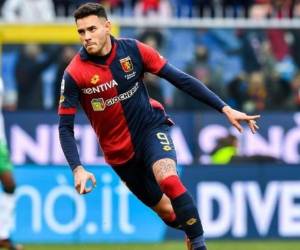 El paraguayo Sanabria anotó dos contundentes goles con los que superó al arquero rival. Foto: AFP