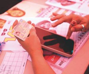 La falta de entrega de más de 250 mil DNI y el manejo del padrón electoral fuera del país genera preocupación entre sectores políticos y de sociedad civil.