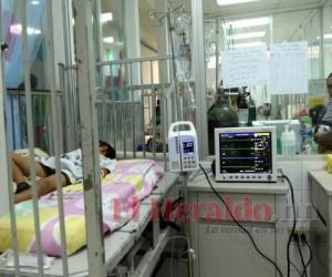 Dos menores de edad permanecen internos en la sala de pediatría del Materno Infantil, ya que están contagiados de dengue grave.
