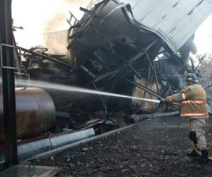 El Cuerpo de Bomberos de Honduras logró sofocar las llamas del incendio hasta la mañana de este lunes.