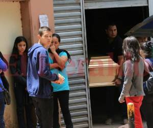 Con expresiones del dolor por la irreparable pérdida, sus familiares retiraron los restos mortales de Carlos en Medicina Forense.