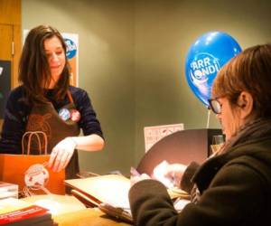 Inès passe en caisse au supermarché Franprix de son quartier.