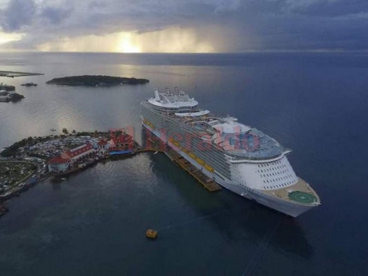 En medio de fuertes lluvias más de 8 mil pasajeros esperan conocer Roatán, Islas de la la Bahía, zona caribeña hondureña.