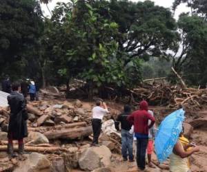 Los pobladores de San José de Oriente ayudan con el rescate de las víctimas.