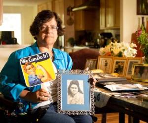 Dorene Giacopini sostiene una foto de su madre, Primetta Giacopini, mientras posa para una foto en su casa de Richmond, California. FOTO: AP