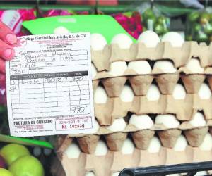 Una de las distribuidoras más grandes mantiene a 790 la caja de 12 cartones de huevo de tamaño mediano. Los hondureños consumen huevos por su menor precio en comparación con las carnes.