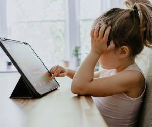 La exposición frecuente a contenidos muy estimulantes, con cambios rápidos de imágenes y recompensas inmediatas, podría influir durante una etapa en la que el cerebro infantil se está desarrollando.