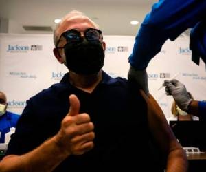 Este programa de vacunación masiva arrancó con la inoculación de Estefan, de 67 años, y de la leyenda de los Miami Dolphins Nat Moore, de 69. Foto: AFP