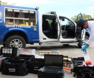 Agentes policiales inspeccionando una escena del crimen.