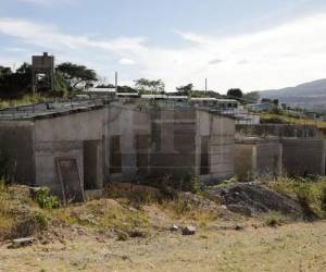 Vista general del proyecto habitacional <b>Villa Solidaridad</b>, inicialmente llamado Villa Alcalde, donde apenas unas cuantas estructuras en obra gris contrastan con el terreno lotificado que prometía convertirse en un nuevo hogar para decenas de familias afectadas. De 105 casas prometidas, solo 10 fueron edificadas en estos cuatro años.