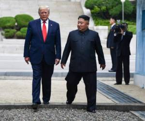 En esta foto de archivo tomada el 30 de junio de 2019, el líder de Corea del Norte, Kim Jong Un, junto al presidente de Estados Unidos, Donald Trump. Foto AFP