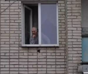 En la imagen aparece Alexei Moskaliov desde su prisión domiciliaria en su departamento.