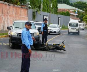 Un sicario en moto fue embestido la tarde de este jueves en la colonia Trejo, entre la 12 calle y 23 avenida de San Pedro Sula, zona norte de Honduras. Foto: EL HERALDO.