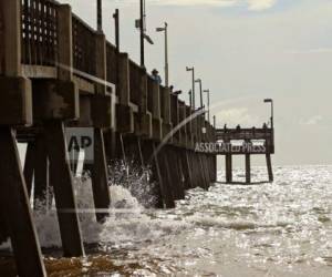 Se espera que el huracán Dorian permanezca justo frente a la costa de Florida y bordee la costa de Georgia, con la posibilidad de que toque tierra el miércoles, y luego continúe hacia Carolina del Sur el jueves. Foto: AP.