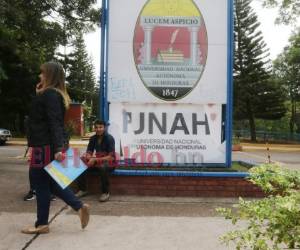 La UNAH brinda becas estudiantiles para jóvenes con excelencia académica y de escasos recursos. Esto permite continuar con el proceso de formación académica para los futuros profesionales.