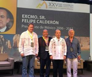 El expresidente mexicano Felipe Calderón Sol posa con miembros dela CEAL y su presidente Camilo Atala.