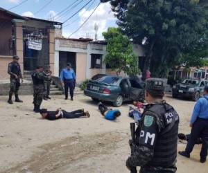 Dentro del vehículo estaban los objetos que fueron robados de la tienda.