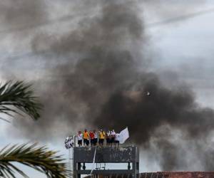 Reclusos en lo alto de un edificio de la prisión de Puraquequara, en Manaos, estado Amazona, Brasil, durante un motín para exigir mejores condiciones el 2 de mayo de 2020. Foto: Agencia AFP.