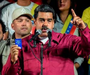 El presidente venezolano Nicolás Maduro ostenta la constitución política después de que el Consejo Nacional Electoral (CNE) anunciara los resultados de la votación sobre las elecciones presidenciales. Foto AFP