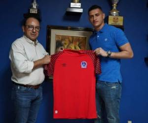 Así posó el jugador de 25 años de edad con la camiseta del equipo merengue. Fotos Twitter Olimpia