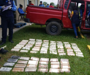 Los 79 paquetes de cocaína fueron encontrados por los agentes policiales en un compartimiento falso del vehículo pick-up.