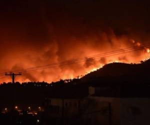 En Kourkouloí, la cumbre de la montaña estaba totalmente cubierta por la amarillenta humareda. Foto: AFP