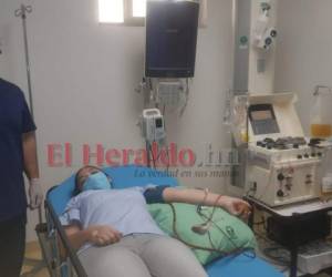 La técnico instrumentista Karla Cruz, mientras donaba plasma para ayudar a pacientes afectados por Covid-19.