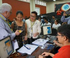 Reina Patricia Fino, estudiante de Enfermería en UNAH en el Valle de Sula primera estudiante e recibir de mano del señor rector el carné estudiantil de la UNAH. Fotos Cortesía