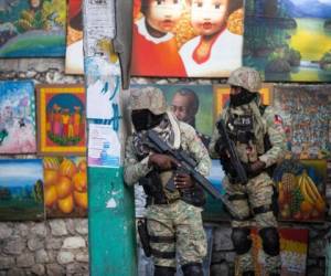 Soldados vigilan en Petion Ville, el vecindario donde vivía el presidente Jovenel Moïse, en Puerto Príncipe, capital de Haití. Foto: AP