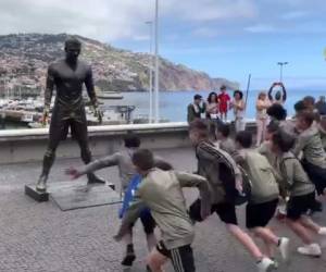 Los niños de las categorías U9 y u11, celebraron al estilo Cristiano Ronaldo cuando vieron su estatua en Portugal.