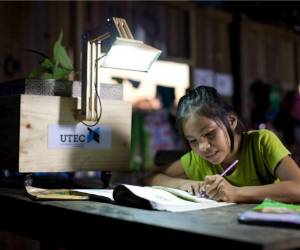 Cada habitante de esta comunidad indígena puede tener ahora hasta dos horas de luz, y alimentar las Plantalámparas de modo tal que otros puedan beneficiarse. Los escolares son quienes mayor provecho obtienen de esta iniciativa. (Foto: Santiago Barco)