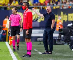 El técnico del Barcelona, Ronald Koeman, lanza quejas al cuatro árbitro durante el partido por la Liga ante el Cádiz, en el estadio Nuevo Mirandilla de Cádiz. Foto: AP