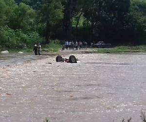 El conductor del carro perdió el control a la mitad del lugar conocido como 'El vado paso de los niños'. Foto: Twitter/Bomberos