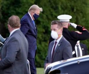 El entonces presidente Donald Trump llegando la Centro Médico Nacional Militar Walter Reed en Bethesda, Maryland, después de que dio positivo de COVID-19. (AP Foto/Jacquelyn Martin).