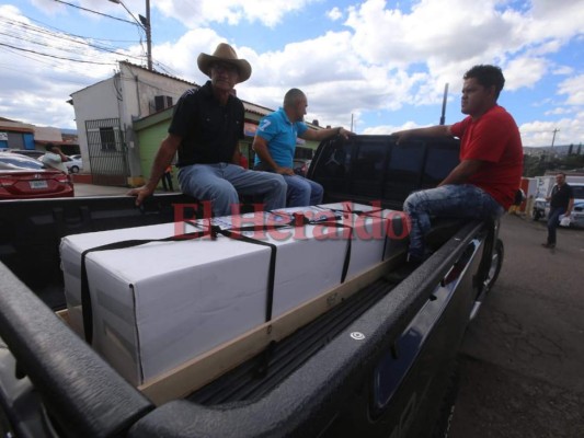 La familia Raúl Antonio Navarro llegó al aeropuerto Toncontín, donde fue retirado. Foto: Estalin Irías/EL HERALDO.