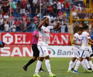 Jorge Benguché celebra uno de sus goles en el estadio Francisco Morazán de San Pedro Sula.