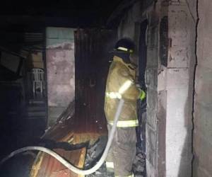 Cuando los bomberos sofocaron las llamas y realizaban labores de enfriamiento, encontraron su cuerpo en el interior de la vivienda en San Manuel, Cortés.