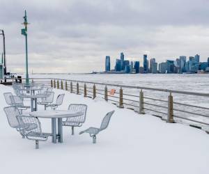 La ola de frío que acompaña a la tormenta mantiene este martes las temperaturas por debajo de cero en buena parte del país.