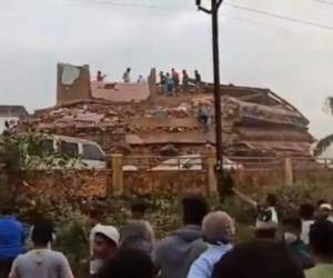 Las fuertes lluvias socavan los cimientos de los edificios y los debilitan.