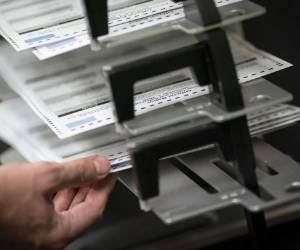 Trabajadores electorales separan las boletas anticipadas y en ausencia en el edificio municipal de Kenosha durante la jornada electoral, en Kenosha, Wisconsin. (AP Foto/Wong Maye-E, Archivo).