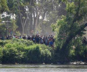Migrantes centroamericanos cruzan el río Suchiate de regreso a Tecum Uman, la frontera natural con Guatemala en Ciudad Hidalgo, estado de Chiapas, México. Foto: Agencia AFP.