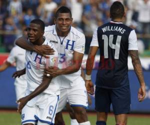 Juan Carlos García celebrando junto a Costly su gol de chilena contra Estados Unidos en la eliminatoria para Brasil 2014. (Foto: EL HERALDO)