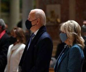 El presidente electo de EE. UU. Joe Biden y la entrante Primera Dama Jill Biden asisten a misa en la Catedral de San Mateo Apóstol en Washington, DC, el 20 de enero de 2021. Foto: AFP