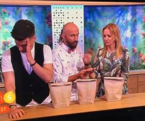 En el video se ve el momento en que el mago le saca rápidamente el clavo de su mano.