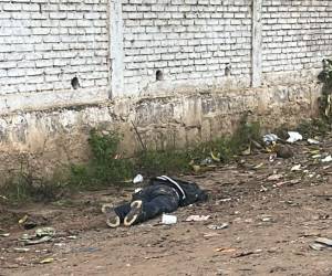 El cuerpo de Emmanuel Amador Rodríguez quedó tirado en una calle de la colonia Santa Isabel.