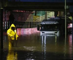 Suben a cuatro los muertos por temporal en Chile y declaran la alerta roja en Valparaíso.