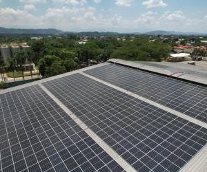 La instalación de un sistema de energía solar en techo, ubicado en las plantas de producción de Cervecería Hondureña en San Pedro Sula, es el proyecto de este tipo más grande de Latinoamérica.