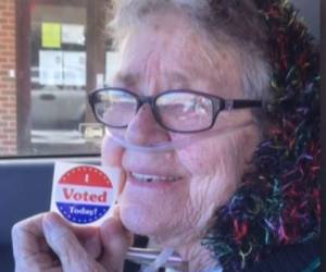 Gracie Lou Phillips, anciana de 82 años, muere tras votar por primera vez. Foto cortesía NBC 5 .